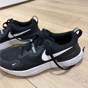Nike Men’s Black and White Athletic Sneakers. Size 8.5